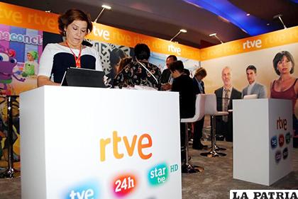 Público obtiene información en el espacio dedicado a la Radio Televisión Española (RTVE) en la feria / EFE