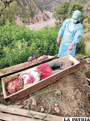 Exhumación del cadáver de la víctima /FISCALIA DE POTOSI