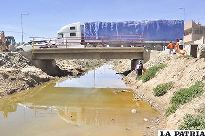 Los vecinos de barrios aledaños al canal están cansados de la contaminación /LA PATRIA /Archivo