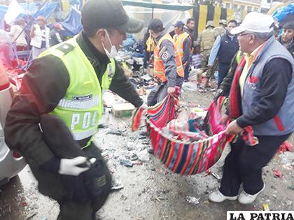 El rescate de una de las víctimas tras la explosión /Archivo LA PATRIA
