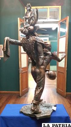 Obras de arte son expuestas en el salón de exposiciones de la casa 
