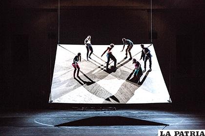 El elenco realiza teatro acrobático /elnuevosiglo.com