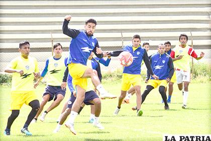 Ramallo intenta dominar el balón en la práctica de ayer