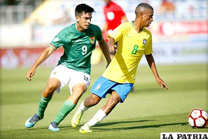 Sebastián Melgar, de Bolivia, intenta arrebatar el balón a Marcos Antonio, de Brasil / APG