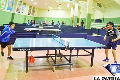 Uno de los duelos del torneo selectivo para representar a Oruro en el nacional/ REYNALDO BELLOTA LA PATRIA