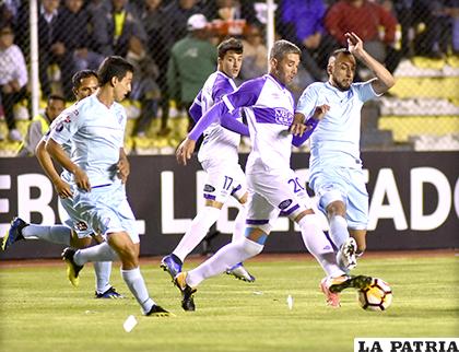 Bolívar perdió por 2-4 ante Defensor Sporting en el partido de ida/APG 
