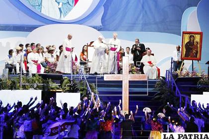 El Papa Francisco preside el tradicional Vía Crucis con los jóvenes en Panamá / efe.com