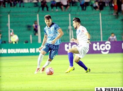 Jesús Sagredo y Rodrigo Ramallo en la disputa del balón