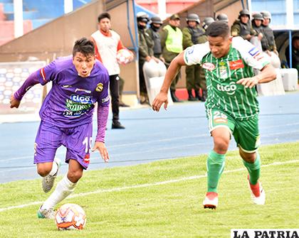 Aldo Gallardo domina el balón ante la marca de Carlos Roca /APG