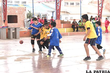 Los niños demostraron sus habilidades en el handball /Karina Pillco - LA PATRIA