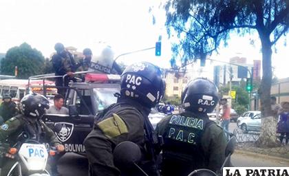 Momento del traslado de los delincuentes a la Felcc de Cochabamba /ANF