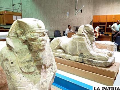 Dos esfinges sentadas sobre dos tablones de madera en el departamento de restauración del Gran Museo Egipcio /yimg.com