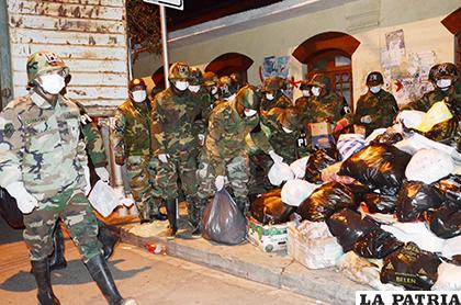 Ayer por la noche, mil efectivos militares salieron a recoger la basura /ABI