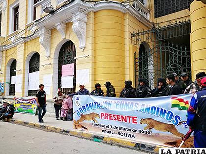 Los vecinos de Pumas Andinos llegaron hasta puertas de la Alcaldía / LA PATRIA