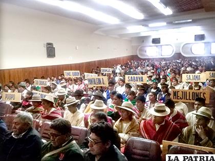 Mejores bachilleres de las provincias se identifican con vestimentas típicas de su región /LA PATRIA