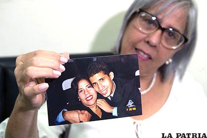 La madre de Juan Guaidó, Norka Márquez, muestra orgullosa una foto de su hijo /LA TERCERA