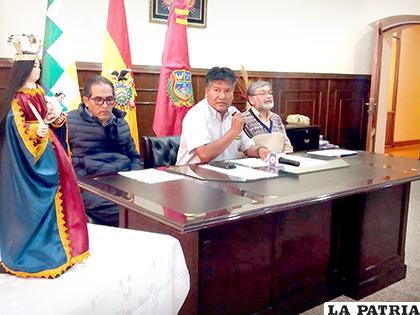El gobernador socializó la determinación acompañado de la imagen de la Virgen del Socavón/ LA PATRIA 