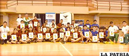 Al final del microciclo, todos los deportistas recibieron certificados de participación / Karina Pillco - LA PATRIA