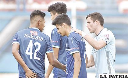 Aurora se salva del bochorno provocado en el partido ante Bolívar en la ciudad de La Paz / APG
