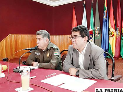 El fiscal de distrito, Iván Azurduy (der.) y el comandante de la Policía, coronel Marco Polo (izq.) brindaron una conferencia de prensa ayer /LA PATRIA
