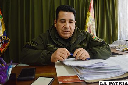 El director de la Felcc, coronel Manuel Vergara, dio a conocer el caso a la prensa /LA PATRIA