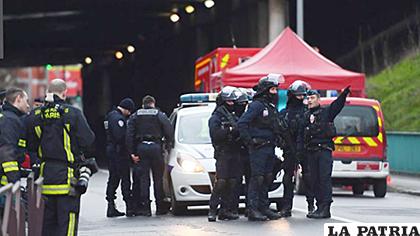La Policía y los bomberos en el lugar donde ocurrió la sangrienta escena /theepochtimes.com

