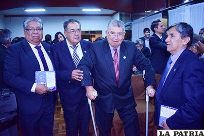 Jaime Camacho (segundo de derecha a izquierda), es reconocido por su trayectoria periodística 
/LA PATRIA /ARCHIVO
