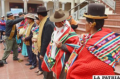 Autoridades originarias posesionadas en la Gobernación de Oruro /LA PATRIA
