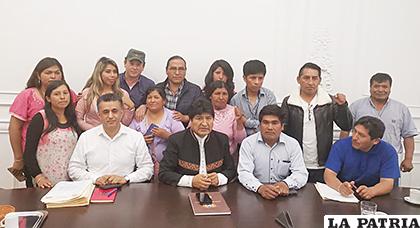 Familiares de víctimas de la masacre de Senkata junto con el expresidente Evo Morales /FACEBOOK
