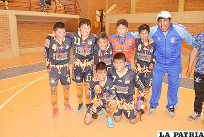 El festejo del equipo Futuro FC por el título conseguido en Mascotas /Reynaldo Bellota /LA PATRIA 
