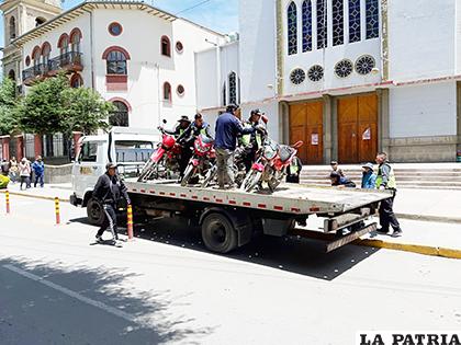 La mañana de ayer se remolcaron varias motocicletas del centro de la ciudad /LA PATRIA
