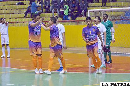 Quiroga celebra su gol anotado junto a Portocarrero
/Reynaldo Bellota /LA PATRIA