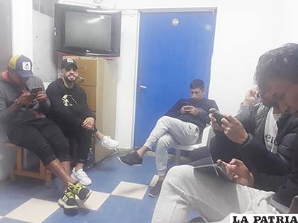 Los jugadores nuevamente esperaron por horas algún viso de solución /Marcelo Abascal /LA PATRIA