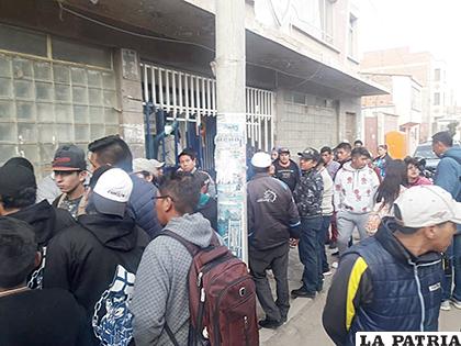 En las afueras los hinchas siguen metiendo presión a la nueva dirigencia / Marcelo Abascal /LA PATRIA