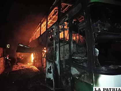 El bus se quemó por a /REDES SOCIALES
