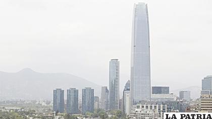 Desde el lunes, Santiago de Chile muestra un cielo gris poco habitual para esta época del año /BBC
