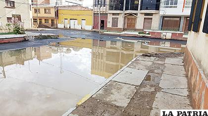 Nuevo asfalto quedó debajo del agua tras lluvias /Vecinos