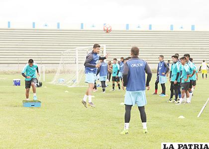 Los jugadores continúan trabajando en el complejo 