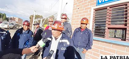 Trabajadores llegaron desde Huanuni a reunirse con el gerente de la EMV /LA PATRIA