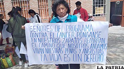 Paciente con cáncer portando un cartel en el que pide atención a sus demandas al Gobierno central / radiocompanera.net
