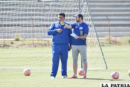 Los entrenamientos son supervisados por Omar Asad (izquierda)