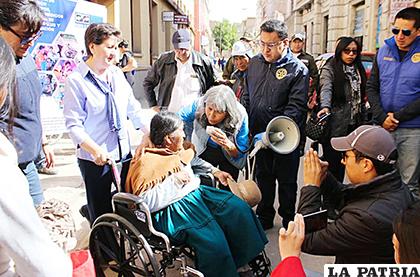 Organizadores ayudaron a la señora Sixta para que se siente en su nueva silla de ruedas /LA PATRIA
