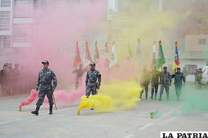 El paso de parada de los uniformados de la Unidad Táctica de Operaciones Policiales /LA PATRIA
