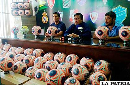 Durante la presentación del nuevo balón /cortesía FBF