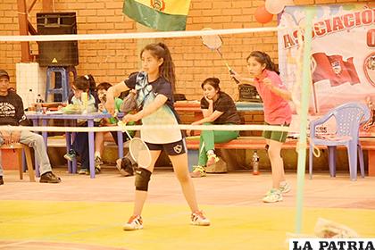 En el nacional de bádminton destacó la orureña Verónica Condori 
/Reynaldo Bellota /LA PATRIA
