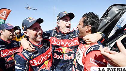 Carlos Sainz celebra el triunfo con su equipo /eurosport.com