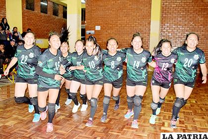 La vuelta olímpica de las campeonas 
/Reynaldo Bellota - LA PATRIA