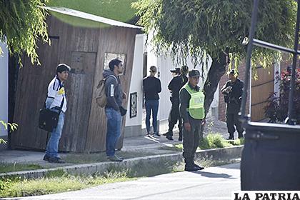 La Policía en las afueras de la casa del exministro Carlos Romero ubicada en la zona de Auquisamaña /APG

