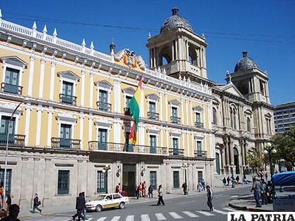 La Presidenta transitoria, Jeanine Áñez brindará su discurso desde el palacio quemando /abi.bo
