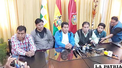 Durante la conferencia de prensa ofrecida por los dirigentes y el gobernador de Oruro /cortesía Gad-or
